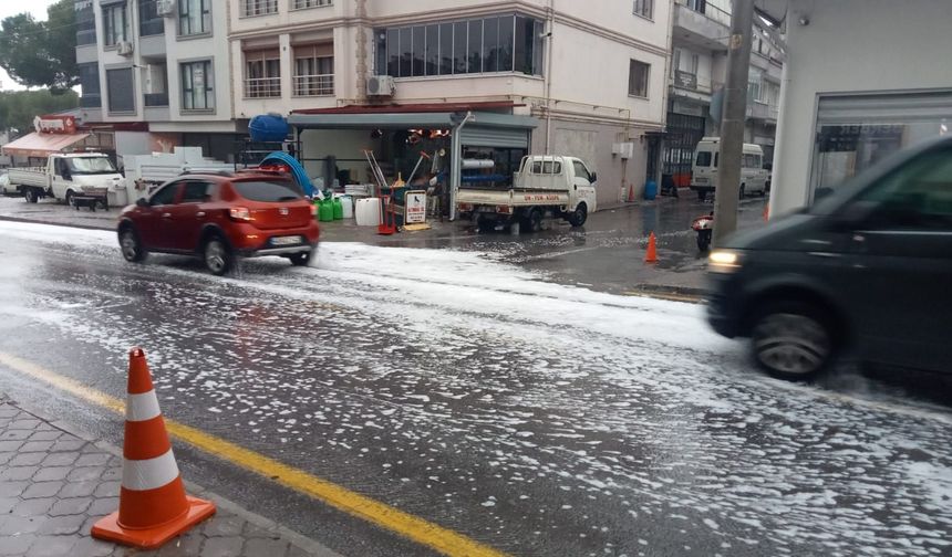 Menteşe’de yağmur yağdı, yol köpürdü