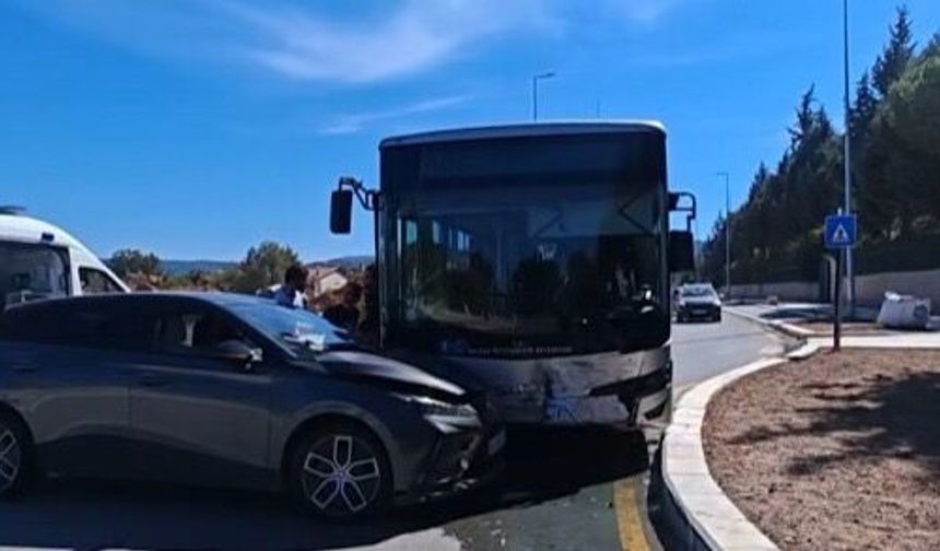 Muğla’da otomobil ile belediye otobüsü çarpıştı: 3 yaralı