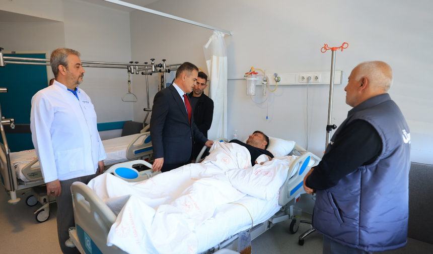 Vali Akbıyık, muhtar Köseoğlu’nu hastanede ziyaret etti