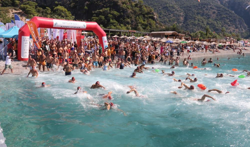 Fethiye’de 1612 sporcu Ölüdeniz’de kulaç attı