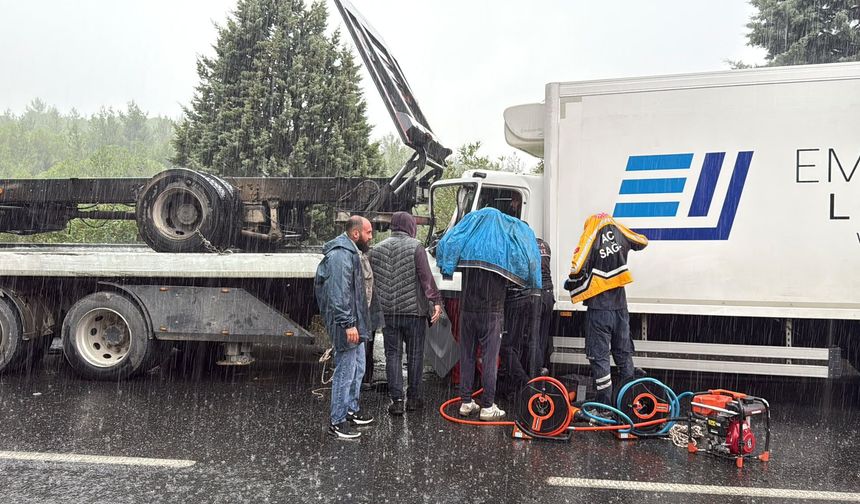 Menteşe’de yağışlı havada kaza: Şoför araçta sıkıştı