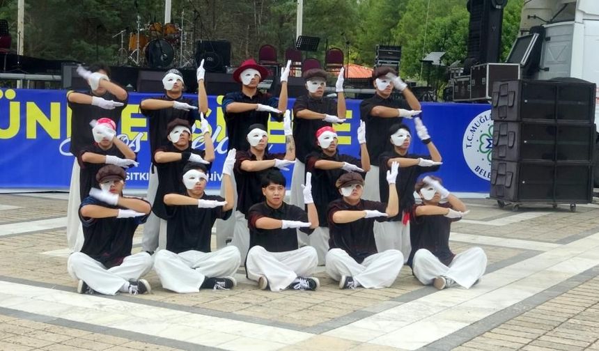 MSKÜ’de yeni öğrencilere danslı ve eğlenceli karşılama