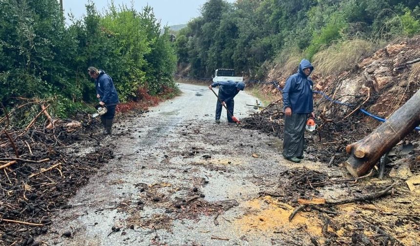 Marmaris’te sağanak mesaisi: Ekipler gece gündüz sahada