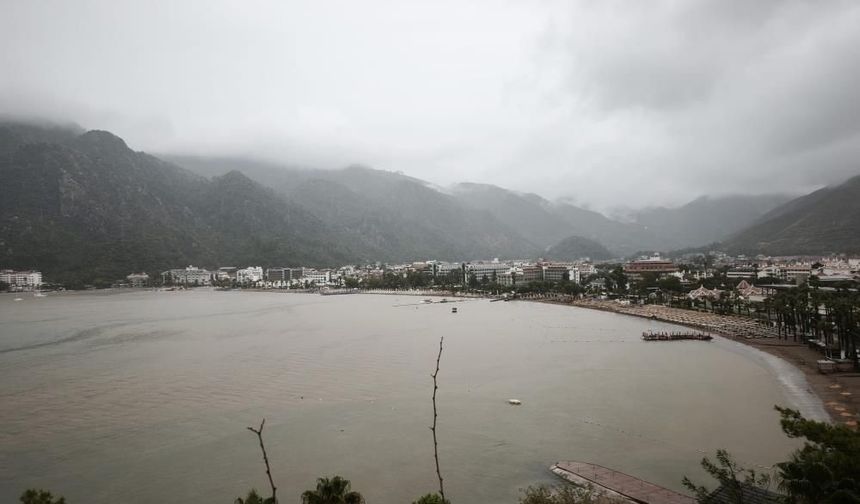Marmaris’te sağanak sonrası deniz kahverengiye döndü
