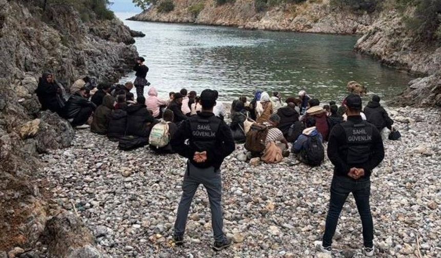 Fethiye’de tekne bekleyen 34’ü çocuk 62 göçmen yakalandı