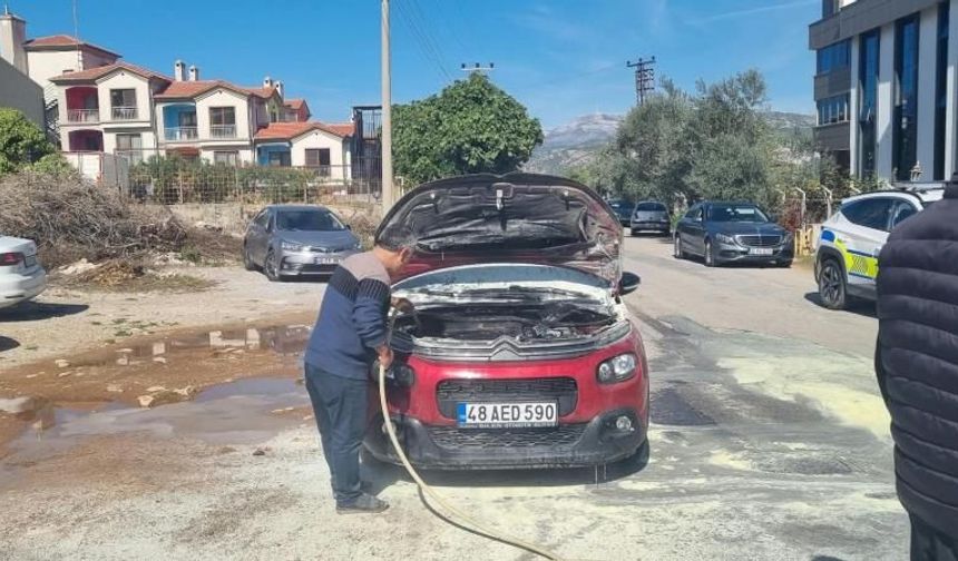 Menteşe’de seyir halindeki otomobil alev aldı