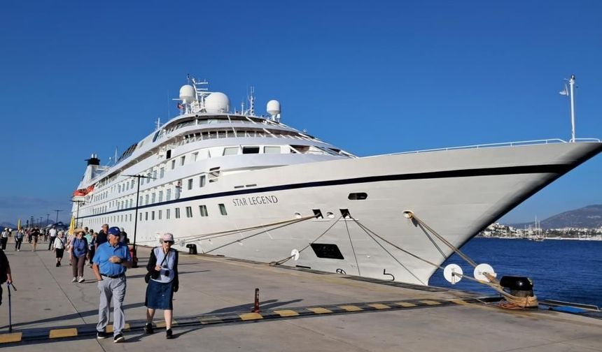 Star Legend, 300 yolcusuyla Bodrum’a demir attı
