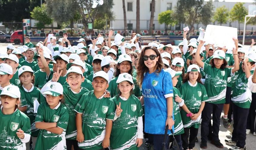 Bodrum FK’lı futbolculardan öğrencilere forma ve şapka