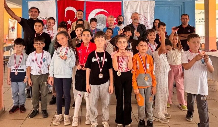 Köyceğiz’de Cumhuriyet için satranç tahtasında buluştular
