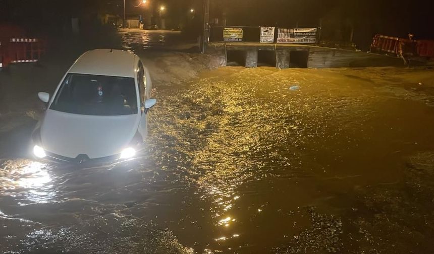 Menteşe’de yağış nedeniyle yol çöktü: Araç çukurda kaldı