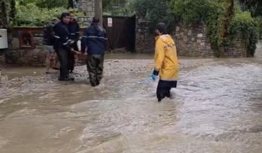 Bodrum’da ev ve iş yerlerini su bastı: Hamile kadın tahliye edildi