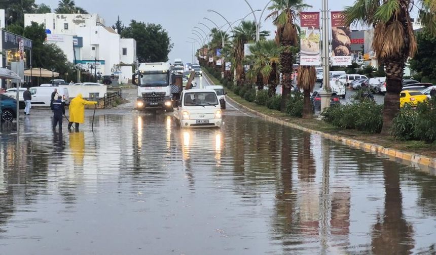 Bodrum’da sağanak yolu kapattı: İki araç çekiciyle kaldırıldı