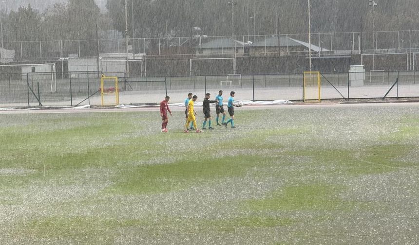 Fethiyespor-Eyüpspor maçına yağış engeli: İkinci yarı oynanamadı