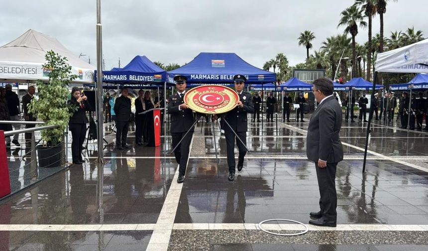 Marmaris’te çelenk töreni sağanak altında yapıldı