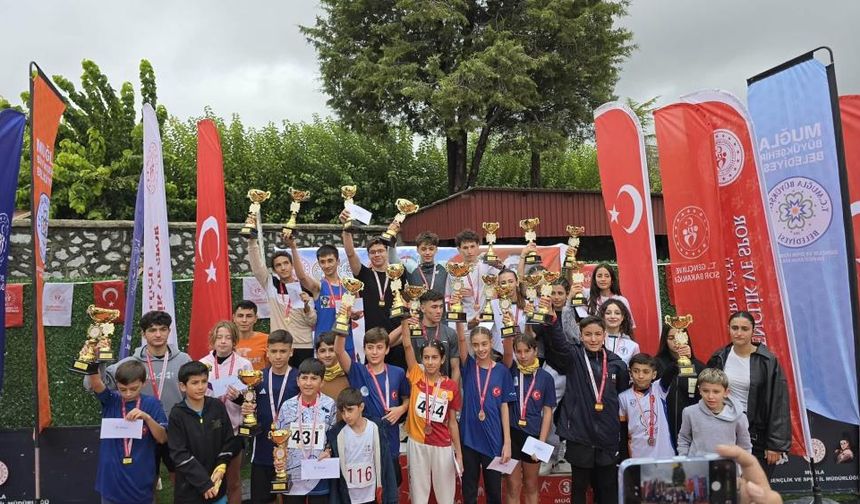 Cumhuriyet Koşusu’nda dereceye giren sporcular ödüllendirildi