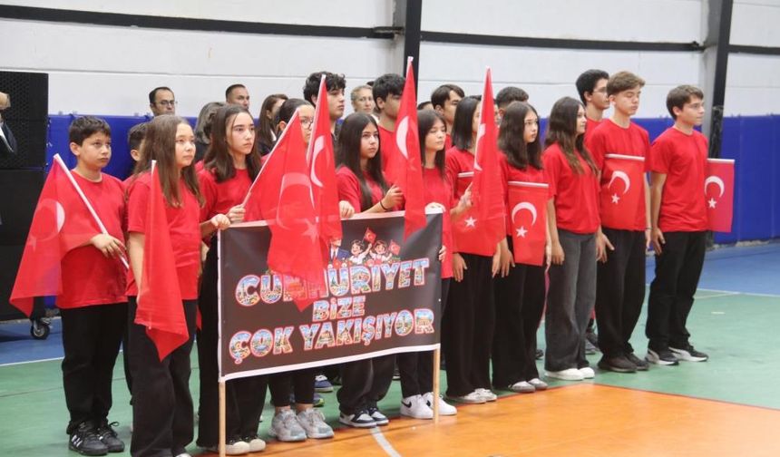 Fethiye’de Cumhuriyet coşkusu: Üç ülkeden ekipler sahnede