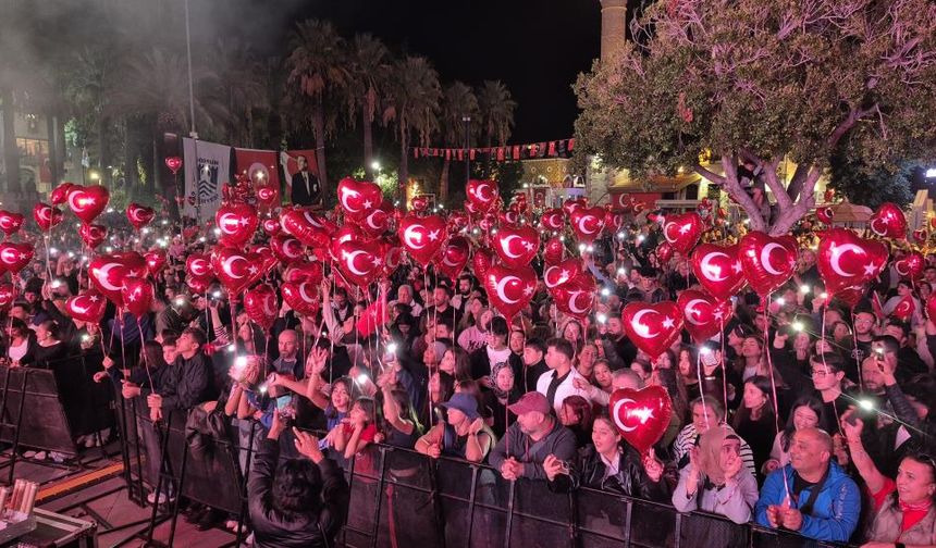 Bodrum’da binler fener alayında yürüdü, Dedublüman’la kutladı