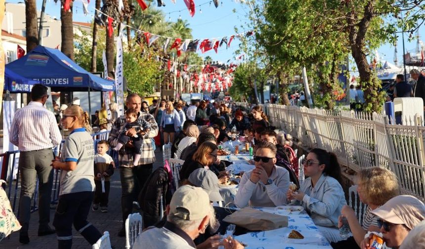 Marmaris’te bayram buluşması: Kordon’da Cumhuriyet Sofrası