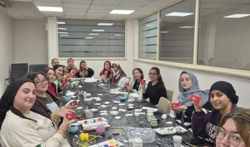 Muğla’da gençler Cumhuriyet Bayramı için seramik boyadı
