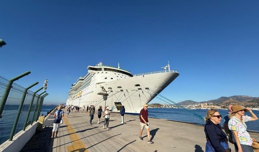 Bodrum’a dev kruvaziyerle 2 bin 242 turist geldi