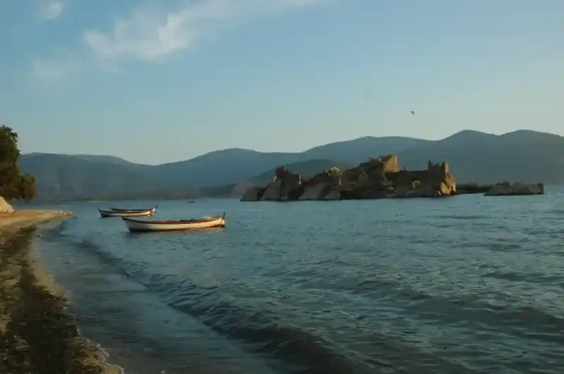 Ege'nin Gizemli Hazinesi: Herakleia Antik Kenti ve Bafa Gölü'nde Gün Batımının Büyüsü