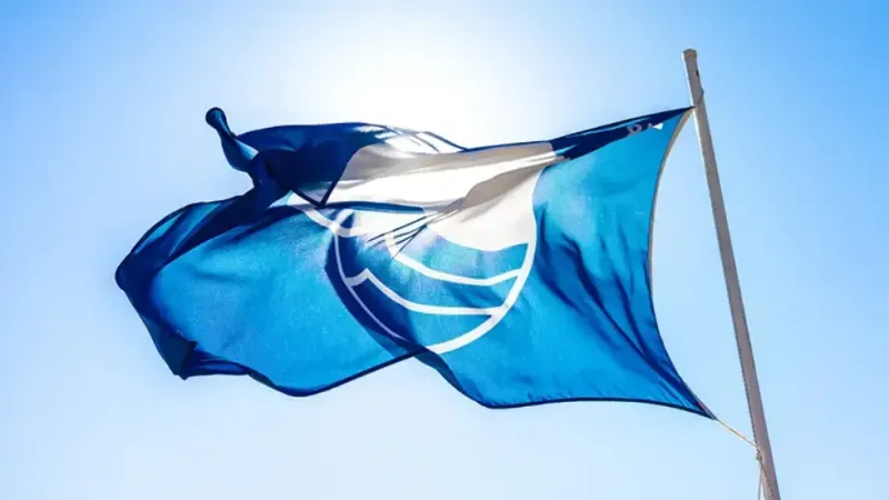 <p>Muğla’nın Ortaca ilçesindeki plajlar sadece berrak deniz suyu ve incecik kumlarıyla değil, aynı zamanda çevreye duyarlı yönetimleriyle de ön plana çıkıyor. Mavi Bayrak kriterlerini karşılayan bu plajlar, aileler, doğa severler ve su sporları tutkunları için ideal bir destinasyon oluşturuyor. Tatilciler, güvenli ve temiz bir ortamda keyifli vakit geçirirken, doğanın tadını çıkarma fırsatı buluyor.</p>