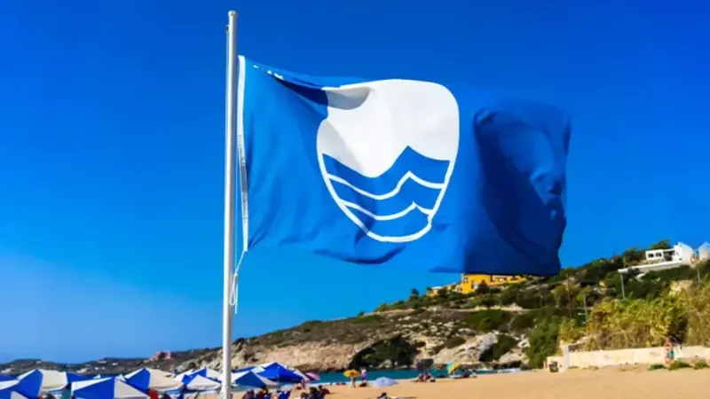 <p>Ortaca'nın plajları, doğa harikası güzellikleri ve kristal berraklığındaki sularıyla adeta cennetten bir köşe sunuyor. Mavi Bayrak ödülüne layık görülen bu plajlar, ziyaretçilerine hem huzur dolu bir tatil hem de güvenli ve temiz bir yüzme deneyimi vaat ediyor. İşte Ortaca’nın mükemmel plajları…</p>