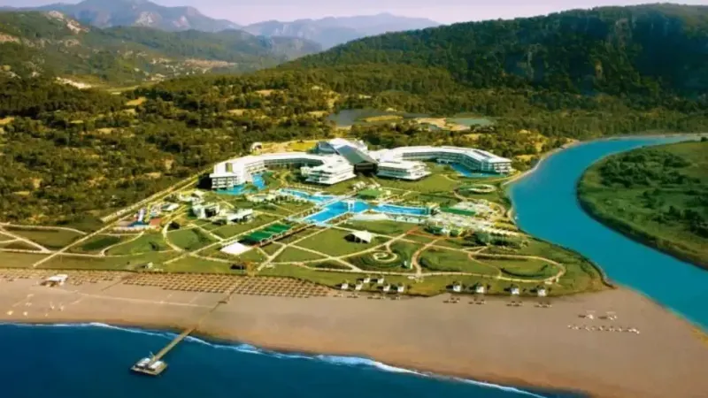 <p class="MsoNormal"><a href="https://www.mavibayrak.org.tr/tr/plajDetay.aspx?plaj_refno=1434"></a></p>
<p><span>Muğla Ortaca'da, Akdeniz ve Ege'yi birleştiren Dalaman'ın turkuvaz sularının yanında, Dalaman Çayı'nın usulca denize döküldüğü noktada konumlanmış Hilton Dalaman, 176.000 metrekare alan üzerine kurulmuş benzersiz bir tesistir. Türkiye'nin ilk, Avrupa'nın ise ikinci Hilton Worldwide Resort'u olan bu otel, Dalaman Uluslararası Havalimanı'na sadece 10 dakika uzaklıkta ve Sarıgerme'ye 10 dakika yürüme mesafesindedir. Hilton Dalaman, lüks tasarlanmış 410 odasıyla konuklarına eşsiz bir tatil deneyimi sunmaktadır.</span></p>
<p><a href="https://www.mavibayrak.org.tr/tr/plajDetay.aspx?plaj_refno=1434" target="_blank" rel="noopener">Plajın detaylarına ulaşmak için tıklayın</a><o></o></p>
<p></p>
<p class="MsoNormal"><a href="https://www.mavibayrak.org.tr/tr/plajDetay.aspx?plaj_refno=1434"><!--EndFragment--> </a><o:p></o:p></p>