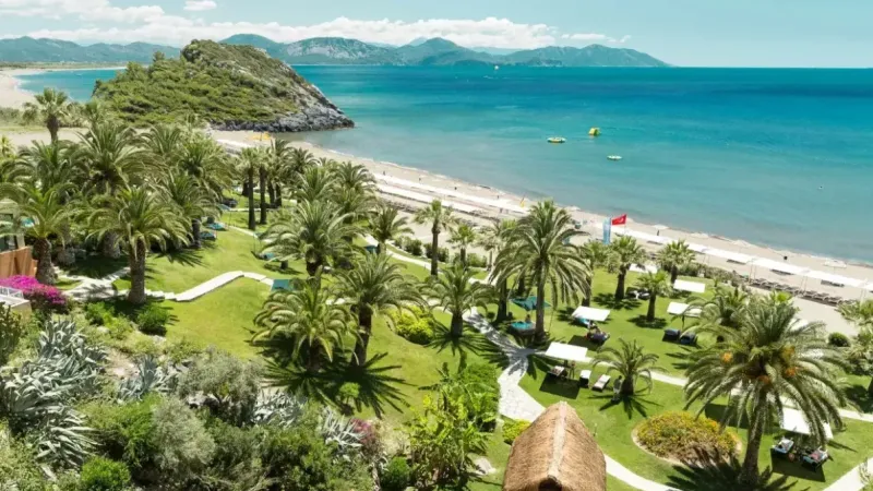 <p>Muğla Ortaca'da yer alan Robinson Club Sarıgerme Park, Sarıgerme’de dalgaların salındığı uzun ve özel bir koyda, sessiz ve sakin bir ortam sunmaktadır. 283.000 m² alana kurulu ve 308 odalı bu tesis, yaz aylarının gözdesi olmaya devam ediyor. 15 kez Mavi Bayrak almış olan plajı ile misafirlerine mükemmel bir tatil deneyimi sunan tesis, havaalanına ve şehir merkezine sadece 15 km uzaklıktadır. Toplu taşıma imkanlarına sahip olan Robinson Club Sarıgerme Park, şehir merkezine 15 dakikada ulaşım imkanı sağlar.</p>
<p><a href="https://www.mavibayrak.org.tr/tr/plajDetay.aspx?plaj_refno=1249" target="_blank" rel="noopener">Plajın detaylarına ulaşmak için tıklayın</a></p>
<p></p>
