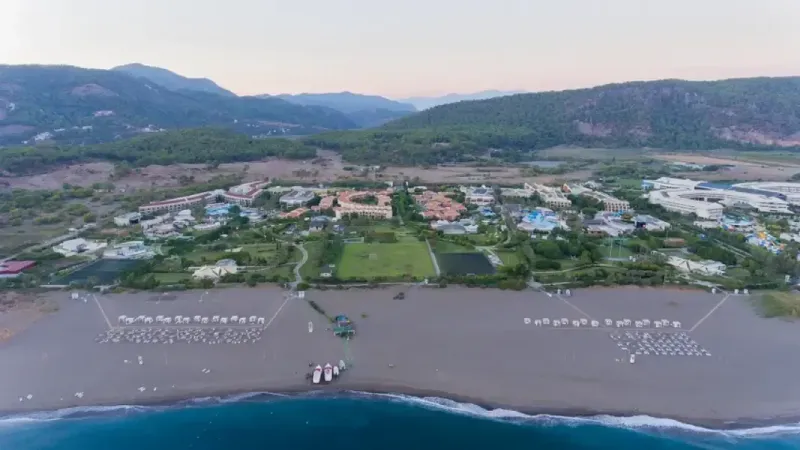 <p>Muazzam bir havuz ve sayısız aktivite ile büyüleyici bir manzarayı birleştiren bir otel mi arıyorsunuz? O halde, tüm aile için bol eğlence sunan Tropical sizin için mükemmel bir adres. Daha sakin ve sessiz bir yer arayanlar ise harika çevreyi keşfedip bu muhteşem manzaranın tadını çıkarabilirler. Bu otel, herkesin hayallerini gerçeğe dönüştürebileceği bir yer. Hem çocukların hem de yetişkinlerin seveceği yemekler ve eğlence seçenekleri, muhteşem bir plajı ve büyük bir havuzuyla sizleri bekliyor. Yani, kısacası herkese göre bir şeyler mevcut. Çocuklar çocuk kulüplerinde eğlenebilir, gençler havuzda oynayabilir, anneler aerobik yapabilir ve babalar dalmayı deneyebilir!</p>
<p><a href="https://www.mavibayrak.org.tr/tr/plajDetay.aspx?plaj_refno=1543" target="_blank" rel="noopener">Plajın detaylarına ulaşmak için tıklayın</a></p>
<p></p>