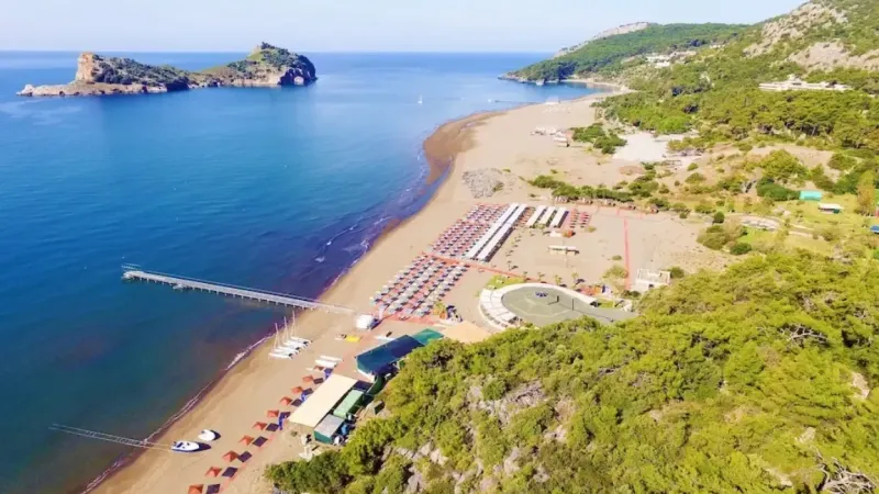 <p>Muğla Ortaca'da bulunan Sarıgerme Plajı, 18 kez Mavi Bayrak almış olup her beklentiye hitap eden rüya gibi bir tatil imkanı sunar. Akdeniz’in tüm güzelliklerini misafirlerine fazlasıyla yaşatan Tui Blue Sarigerme Park, 140.000 metrekarelik alanı ve görkemli tarihin mavi sularla çevrelediği bir parkta yer alır. Geleneksel Türk Mimarisi tarzında inşa edilmiş 14 huzurlu villa ve ana binadan oluşan tesis, konuklarına ruhlarını dinlendirecek en ideal ortamı sağlar.</p>
<p><a href="https://www.mavibayrak.org.tr/tr/plajDetay.aspx?plaj_refno=1248" target="_blank" rel="noopener">Plajın detaylarına ulaşmak için tıklayın</a></p>
<p></p>