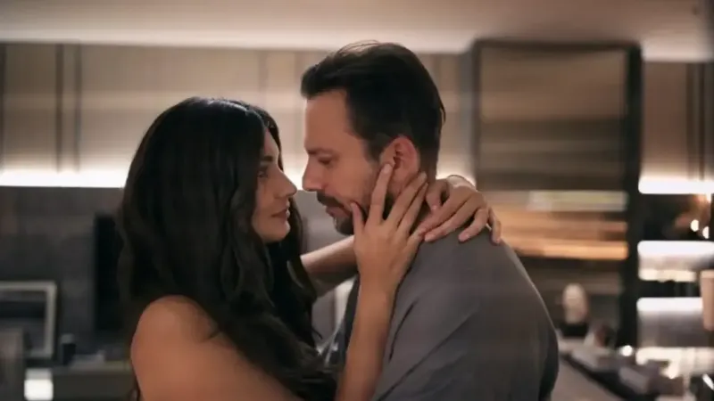 <p>Ayvalık'ta yeni bir hayata başlayan Ada (Tûba Büyüküstün), Leyla (Seda Bakan) ve Sevgi’nin (Boncuk Yılmaz) karşısına yepyeni sorunlar çıkar. Ada, bir yanda bilim dünyasıyla, diğer yanda ailesinin geçmişiyle uğraşırken, Leyla ise yeni bir iş kurmaya çalışmaktadır. Sevgi'nin ise bu sefer yakınlarından bile sakladığı bir sırrı vardır.</p>