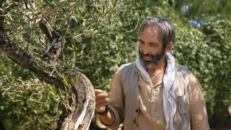 <p><!--StartFragment--></p>
<p><span>Kızlar, Zaman Bey'in seansına katılır. Ada şüpheci davranırken, Leyla’nın boğulma korkusunun nedeni anlaşılır. Ada, İstanbul’da hem sevindirici hem üzücü Haberler alır.<o></o></span></p>
<p><!--EndFragment--></p>