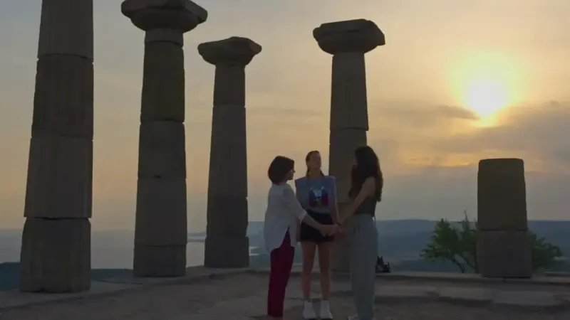 <p>Dizi, çok yakın üç kız arkadaştan birinin hastalığının nüksetmesi sonucu, yeni bir tedavi yöntemi denemek istemesi ve Ayvalık'a giderek tedavi olmaya başlamasıyla, bu üç arkadaşın değişen yaşamlarını anlatıyor.</p>