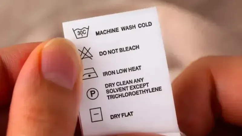 <p>Her kumaş türünün kendine özgü yıkama ve kurutma gereksinimleri vardır. Giysi etiketleri, genellikle giysinin iç kısmında yer alır ve çamaşır yıkama talimatlarını içerir. Bazı giysiler, hassas kumaşları nedeniyle elde yıkanmalıdır; bazıları ise yüksek sıcaklıklarda yıkanabilir. Bu nedenle etiketleri dikkatlice incelemek, kıyafetlerinizin sağlığı açısından kritik öneme sahiptir.</p>