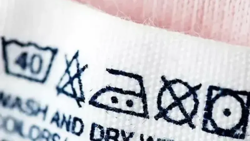 <p>Özellikle ipek, yün ve saten gibi hassas kumaşlar, yıkanmadan önce etiketlerinin kontrol edilmesini gerektirir. Eğer etiket, yıkamaya uygun değilse, kuru temizleme veya elde yıkama seçenekleri düşünülmelidir. Bu basit önlemlerle kıyafetlerinizin ömrünü uzatabilir ve görünümünü koruyabilirsiniz.</p>