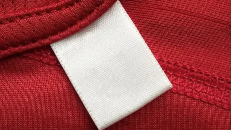 <p>Giysi etiketi sembollerinde kurutma işlemi için de önergeler bulunur. Karenin içinde yatay bir çizgi bulunuyorsa, bu sembol kıyafeti bir yere sererek kurutmanız gerektiğini gösterir. Eğer kare içinde dikey 3 çizgi varsa, kıyafeti mutlaka asarak kurutmalısınız.</p>