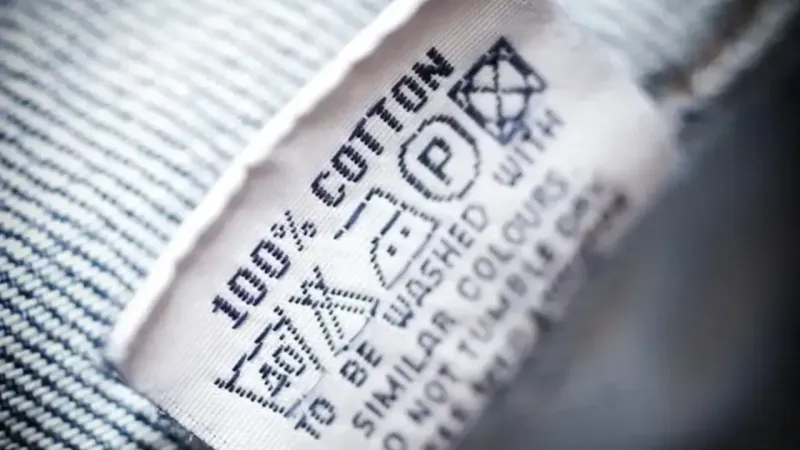 <p>Giysi etiketleri ve anlamlarında sadece daire ve üzerinde çarpı işareti varsa, bu sembol kıyafetin kuru temizlemeye uygun olmadığını gösterir. Yani, kıyafet çamaşır makinesinin hassas veya düşük ısılı programlarında yıkanabilir. Ancak kuru temizleme yapılması önerilmez.</p>