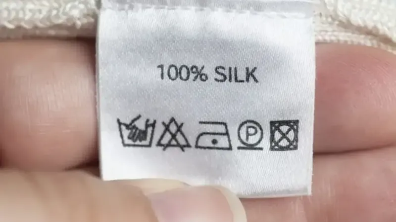 <p>Giysi etiketi sembolleri, aynı zamanda ütüleme talimatlarını da içerir. Ütü sembolünün içinde bir nokta varsa, düşük ısıda ütüleme yapabilirsiniz. Eğer iki nokta varsa, en fazla 150 derece, eğer üç nokta varsa en fazla 200 derecede ütüleme yapabilirsiniz. Ütünün üzerinde çarpı işareti varsa, kıyafet ütülemeye uygun değildir. Ütünün modeline göre sentetik ve hassas gibi farklı programları bulunur. Kıyafeti ütü talimatına uygun bir şekilde ütülememek, yırtılmasına ve büzüşmesine yol açabilir. Bu yüzden semboller mutlaka okunmalıdır. </p>