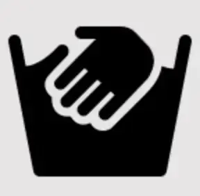 <p>Giysi etiketleri ve anlamları içinde en çok merak edilen sembollerden biridir. Bu sembol, giysiyi elde yıkamanız gerektiğini söyler. Ancak çamaşır makinesinde elde yıkama programı varsa, kıyafetinizi makineye atarak elde yıkama ayarında çalıştırabilirsiniz. Eğer elde yıkamayı tercih ediyorsan, ılık su ile çok fazla çitilemeden yıkama işlemini gerçekleştirebilirsiniz.</p>