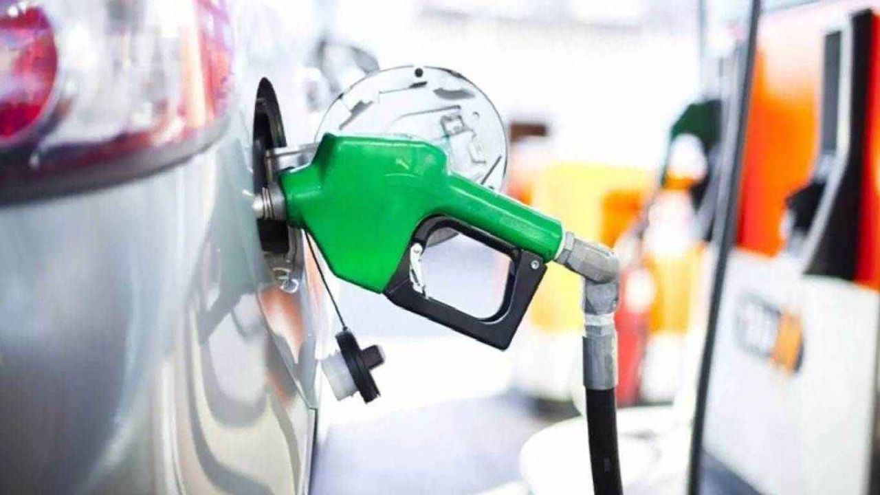 <p data-start="237" data-end="615"> <a href="https://www.hamlegazetesi.com.tr/haberleri/mugla" class="tag-link" title="Tüm Muğla haberleri" target="_blank">Muğla</a> genelinde binlerce sürücüyü ilgilendiren 26 Aralık Cuma günü akaryakıt fiyatları belli oldu. Goyakıt firmasının açıkladığı güncel listeye göre Bodrum,  <a href="https://www.hamlegazetesi.com.tr/haberleri/marmaris" class="tag-link" title="Tüm Marmaris haberleri" target="_blank">Marmaris</a> ve Milas’ta benzin, motorin ve LPG fiyatları aynı seviyede kaldı. Son dönemde döviz kuru ve petrol fiyatlarındaki dalgalanmaya rağmen, Goyakıt’ın Muğla’daki üç büyük ilçede fiyatlarını sabit tutması dikkat çekti.</p>
<h3 data-start="847" data-end="925"><strong data-start="851" data-end="925">Goyakıt – 26 Aralık Cuma Muğla İlçeleri Akaryakıt Fiyatları (TL/Litre)</strong></h3>
<div class="TyagGW_tableContainer">
<div class="group TyagGW_tableWrapper flex w-fit flex-col-reverse" tabindex="-1">
<table data-start="927" data-end="1189" class="w-fit min-w-(--thread-content-width)">
<thead data-start="927" data-end="979">
<tr data-start="927" data-end="979">
<th data-start="927" data-end="938" data-col-size="sm">İlçe</th>
<th data-start="938" data-end="952" data-col-size="sm">Benzin (TL)</th>
<th data-start="952" data-end="967" data-col-size="sm">Motorin (TL)</th>
<th data-start="967" data-end="979" data-col-size="sm">LPG (TL)</th>
</tr>
</thead>
<tbody data-start="1033" data-end="1189">
<tr data-start="1033" data-end="1085">
<td data-start="1033" data-end="1044" data-col-size="sm">Bodrum</td>
<td data-start="1044" data-end="1058" data-col-size="sm">53,50</td>
<td data-start="1058" data-end="1073" data-col-size="sm">55,08</td>
<td data-start="1073" data-end="1085" data-col-size="sm">29,02</td>
</tr>
<tr data-start="1086" data-end="1137">
<td data-start="1086" data-end="1096" data-col-size="sm">Marmaris</td>
<td data-col-size="sm" data-start="1096" data-end="1110">53,50</td>
<td data-col-size="sm" data-start="1110" data-end="1125">55,08</td>
<td data-col-size="sm" data-start="1125" data-end="1137">29,02</td>
</tr>
<tr data-start="1138" data-end="1189">
<td data-start="1138" data-end="1148" data-col-size="sm">Milas</td>
<td data-col-size="sm" data-start="1148" data-end="1162">53,50</td>
<td data-col-size="sm" data-start="1162" data-end="1177">55,08</td>
<td data-col-size="sm" data-start="1177" data-end="1189">29,02</td>
</tr>
</tbody>
</table>
</div>
</div>