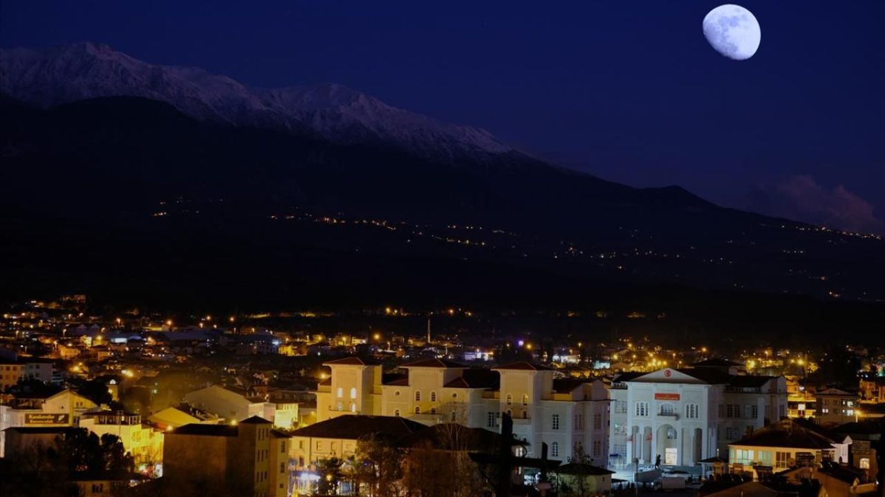 <ul>
<li><strong>Sabah:</strong> 9°C</li>
<li><strong>Gündüz:</strong> 24°C</li>
<li><strong>Nem:</strong> 79%</li>
<li><strong>Durum:</strong> Parçalı bulutlu</li>
</ul>