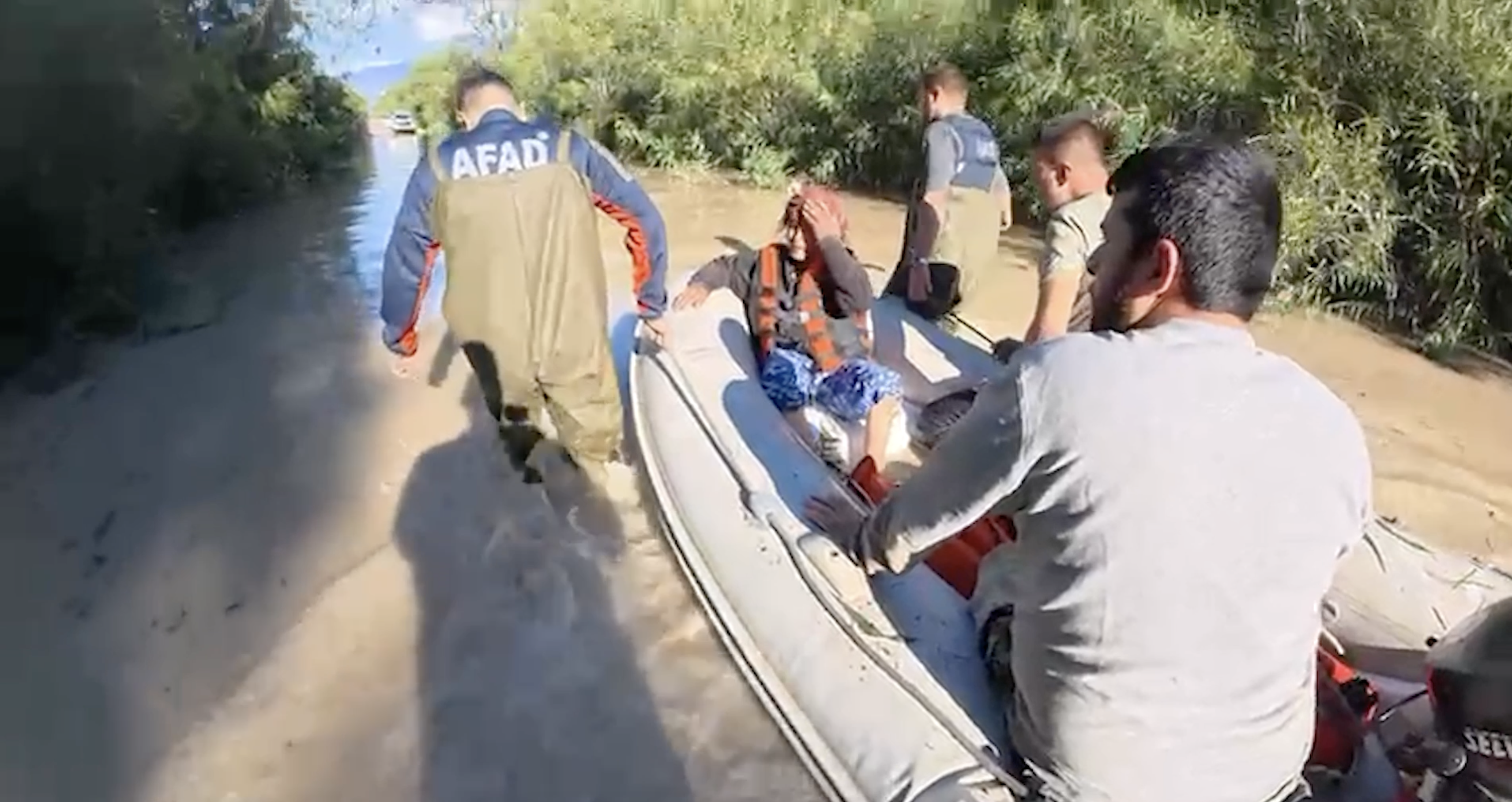 Muğla’da Selde Mahsur Kalan 90 Yaşındaki Kadın Kurtarıldı4