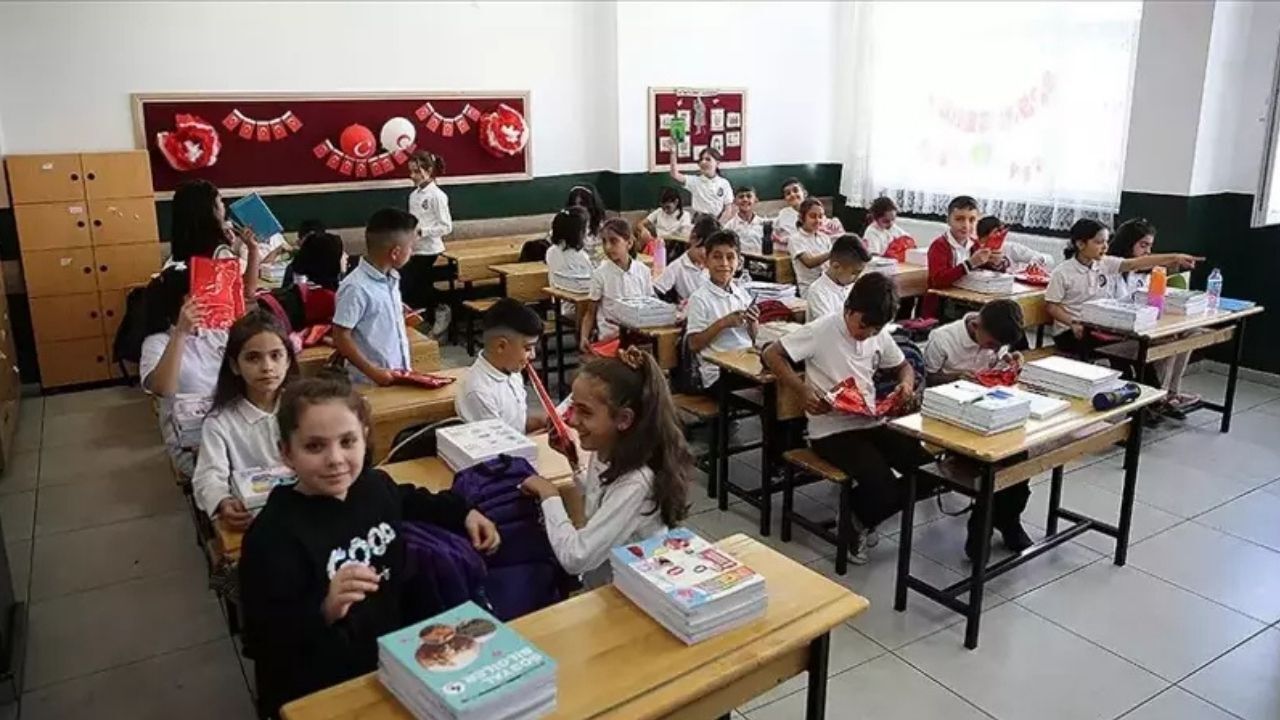 İzmir'de Okullar Tatil Mi? 13 Şubat Cuma İzmir'de Okul Yok Mu, İzmir Valiliği Açıklama Yaptı Mı?