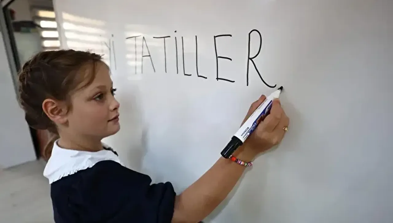 13 Mart Cuma yoklama alınacak mı? Yarın okullarda ders işlenecek mi? 2026 MEB ara tatil kararı