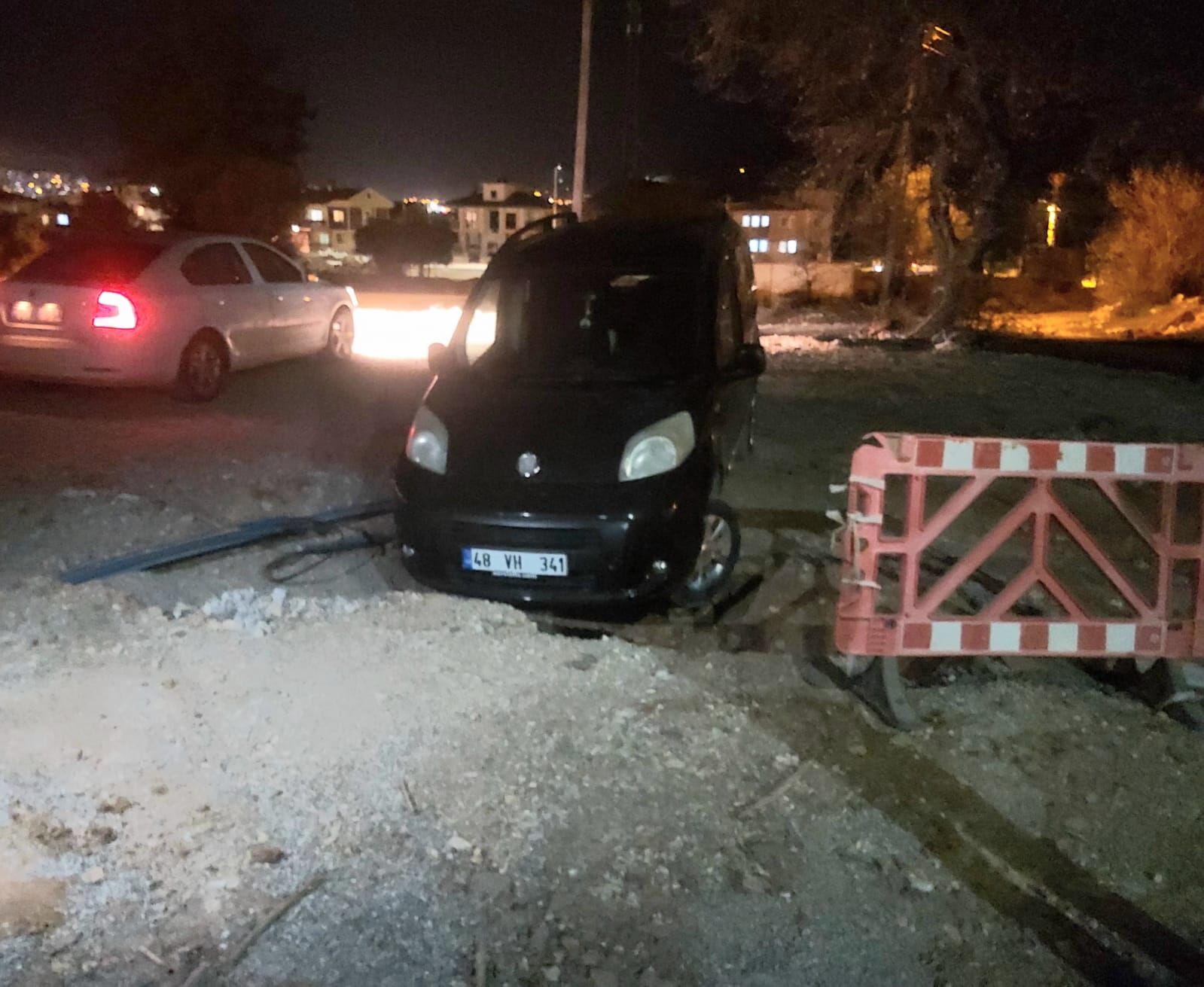 Muğla'da uyarı levhası olmayan çukur kazaya neden oldu