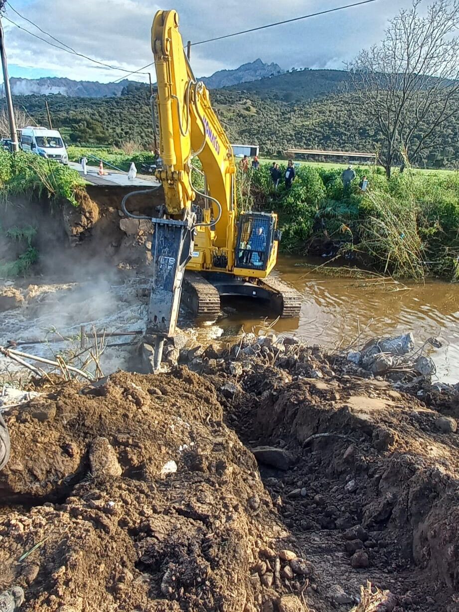 Milas’ta köprü çöktü1