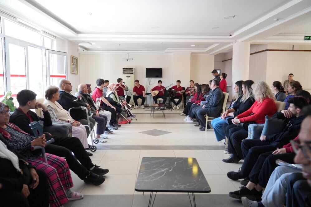 Liseli Gençlerden Huzurevi Sakinlerine Müzik Ziyafeti