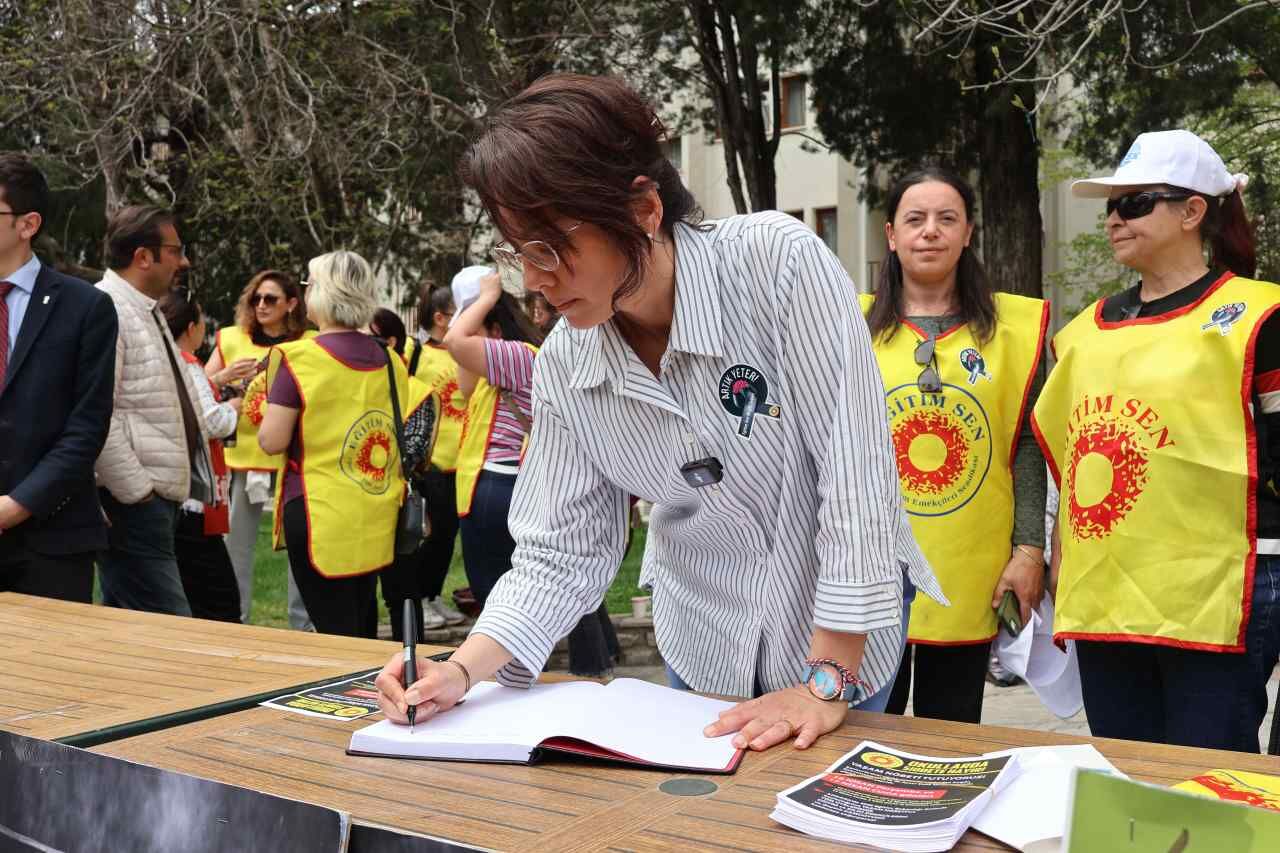 Muğla’da Eğitimcilerden Şiddete Karşı Yaşam Nöbeti (4)