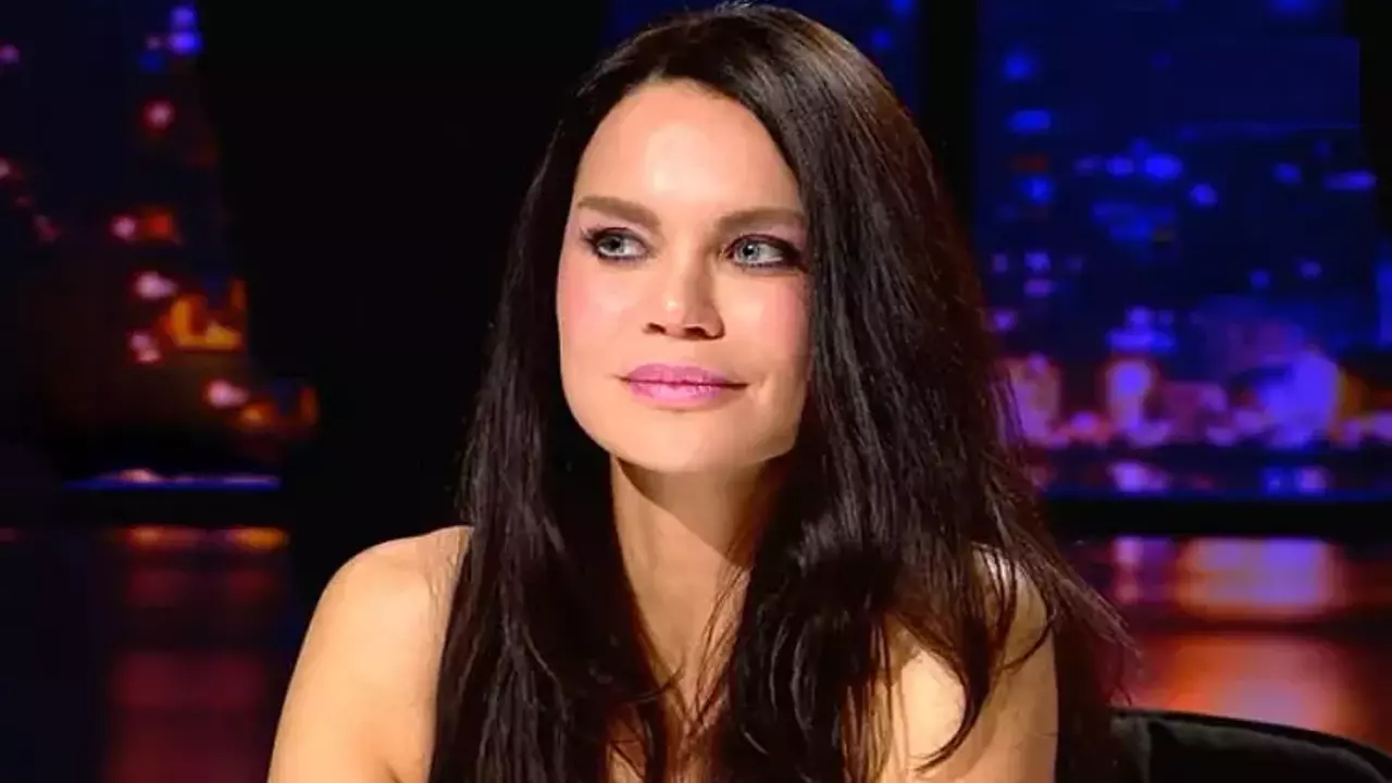 Ebru Salli Kimdir 1479284715 13